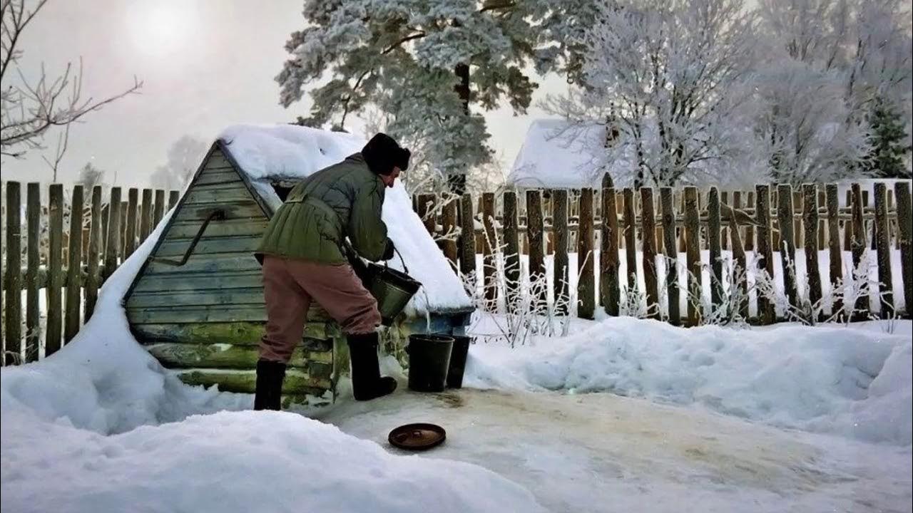 La 80 de ani, el locuiește singur într-o casă de lut veche de 105 ani, gătește pe un aragaz cu lemne și scoate apă din fântână.