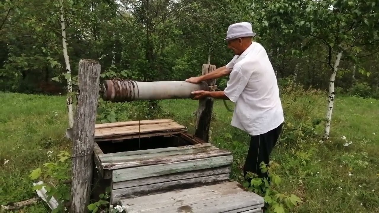 La 80 de ani, el locuiește singur într-o casă de lut veche de 105 ani, gătește pe un aragaz cu lemne și scoate apă din fântână.