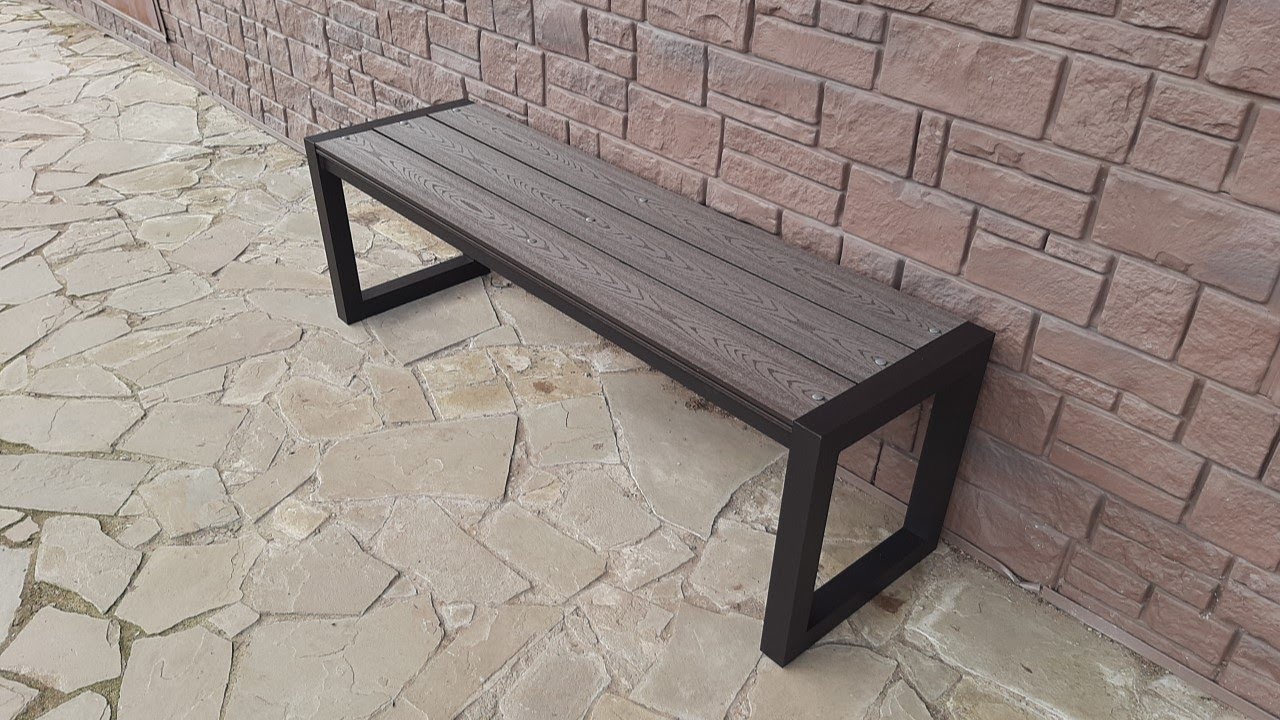 La ce servește orificiul din mijlocul băncilor din plastic?