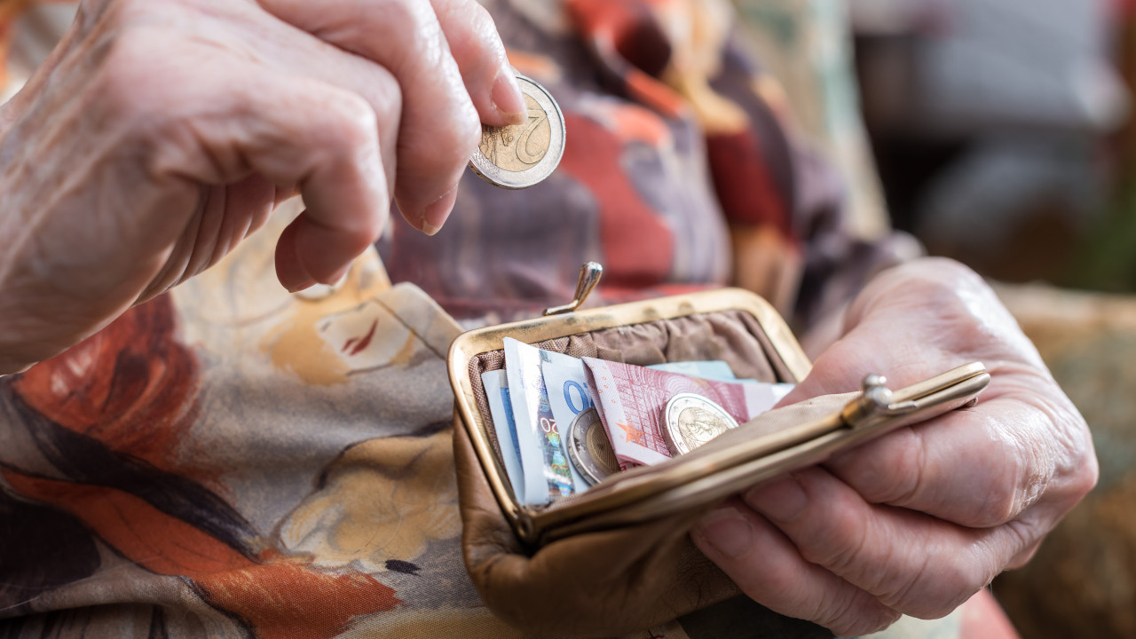 Un angajat în vârstă de 61 de ani a pierdut posibilitatea de a se pensiona anticipat, deoarece, din cauza divorțului, a pierdut 10 zile de înregistrare ca solicitant de loc de muncă.