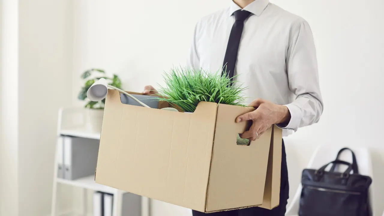 El este chemat la o ședință urgentă luni, duminică i se reduc orele de lucru, iar Curtea Supremă ia o decizie: este legal în legătură cu „abuzul de putere”.