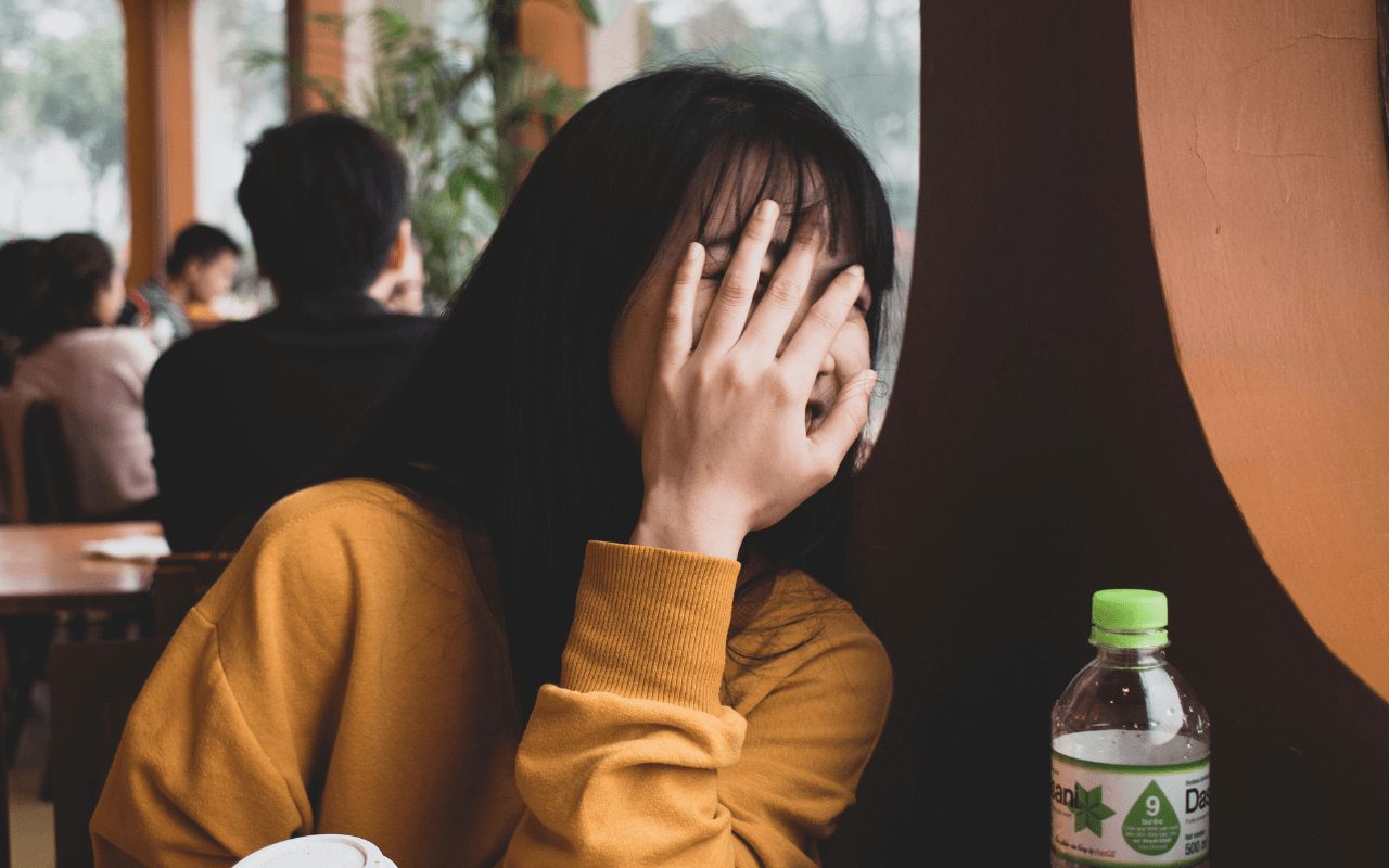 Timiditate sau fobie socială: cum să faci diferența între o trăsătură de caracter și o tulburare de anxietate