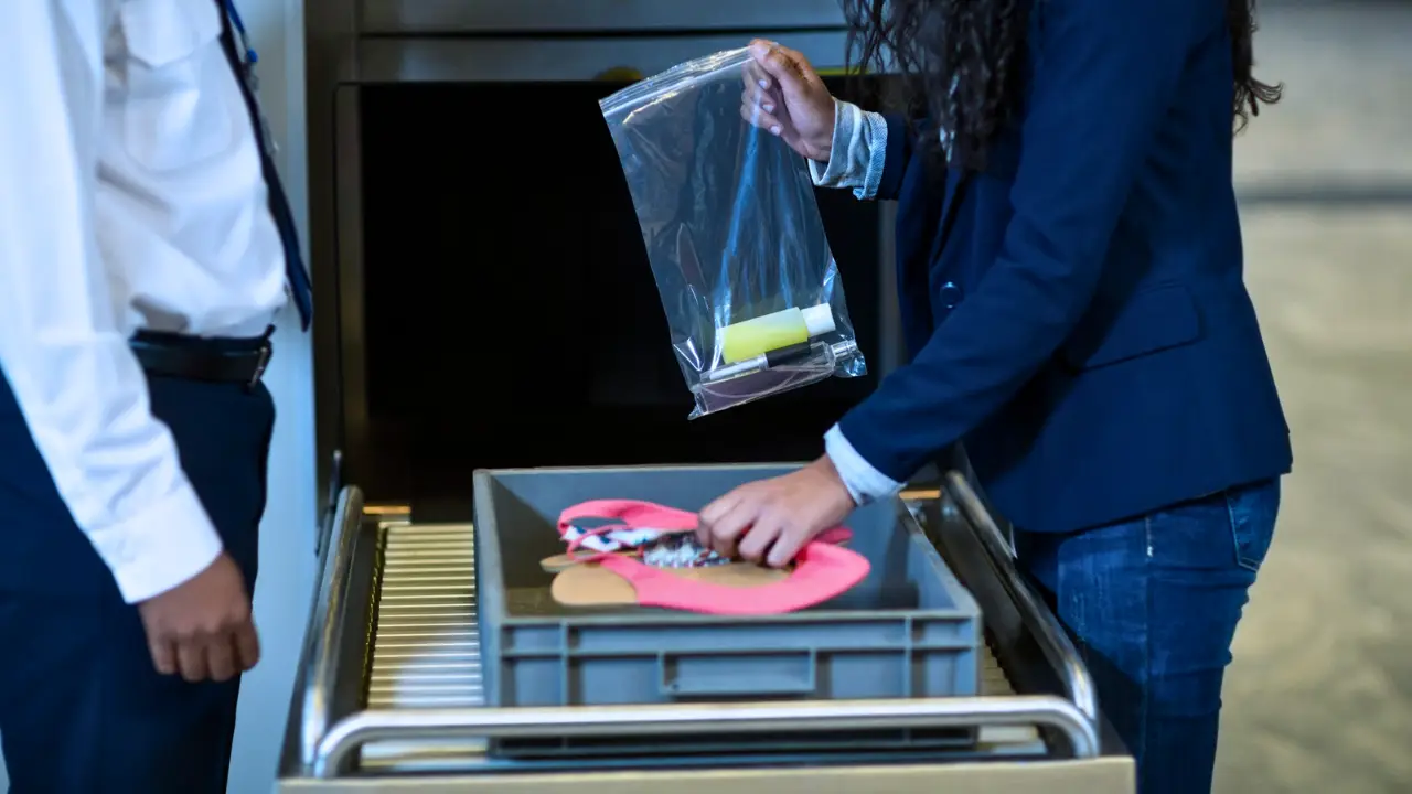 Experții afirmă că lăsarea telefonului mobil în tăvița de la punctele de control din aeroporturi poate pune în pericol datele dvs. personale.