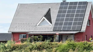 Un grup de ingineri utilizează tehnologii antice chinezești de construcție pentru a crea țigle eficiente din punct de vedere energetic, care funcționează cu energie solară.