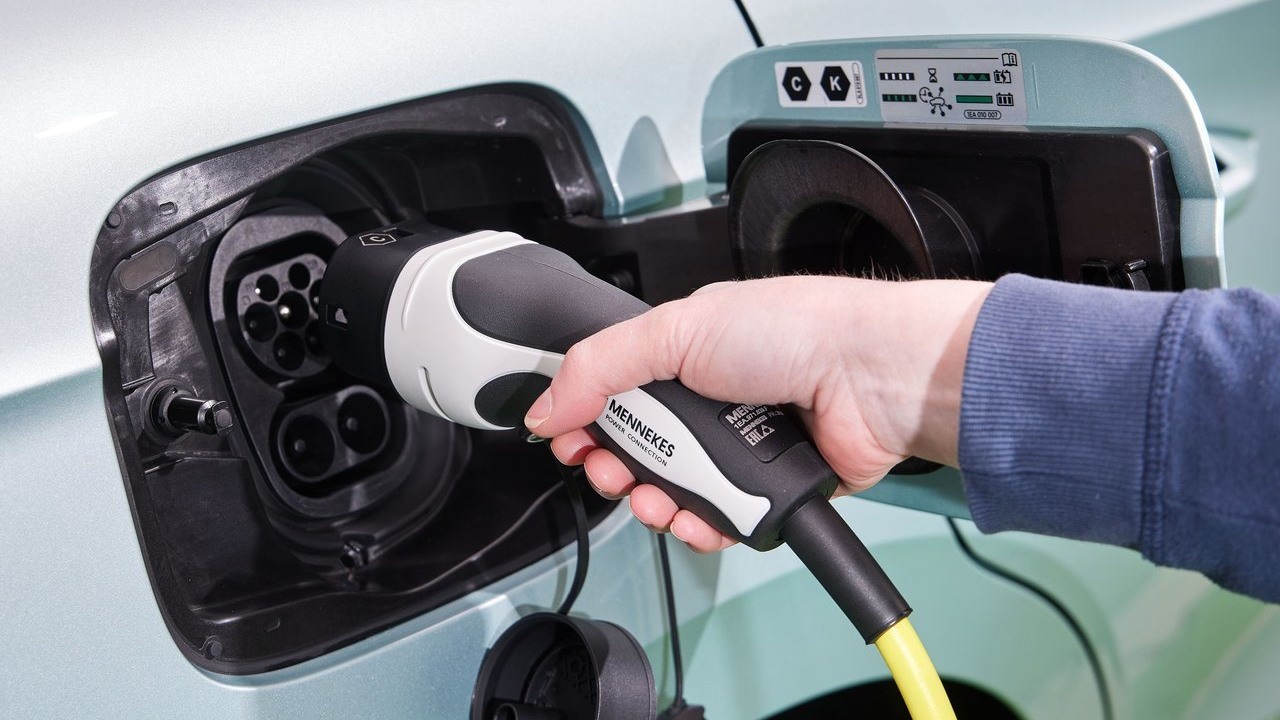 Cât costă încărcarea unui vehicul electric și în ce se deosebește de încărcarea unui vehicul convențional?