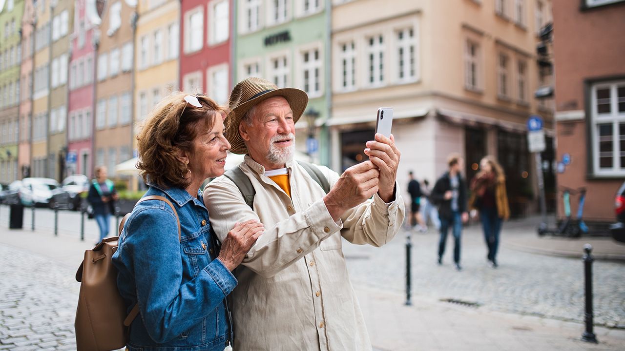De la platforme complicate la companioni de călătorie indispensabili: provocarea de a transforma tehnologia într-un aliat indispensabil pentru turiștii în vârstă.
