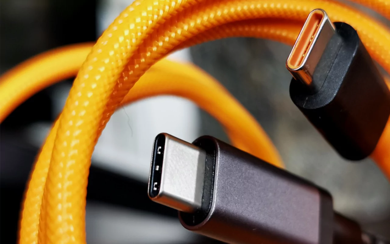 Ce înseamnă culoarea galbenă a portului USB și de ce acestea nu sunt adesea cea mai bună opțiune?