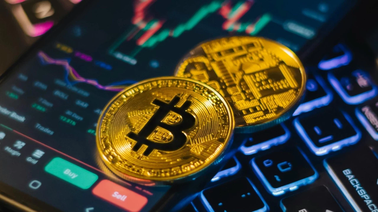 Bitcoin continuă să scadă: prețul său a coborât sub 70.000 de dolari și a scăzut cu 40% față de maximul record.